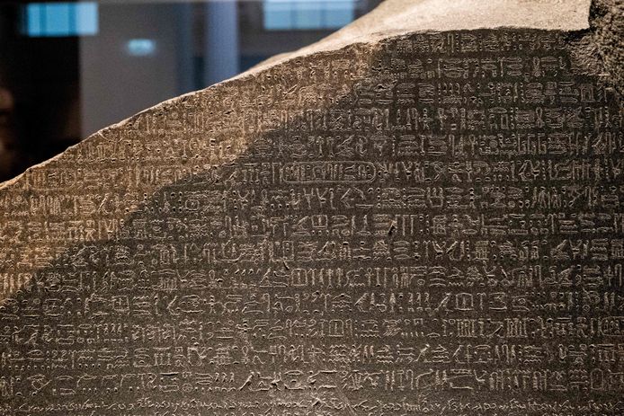 Deux siècles après les hiéroglyphes, des écritures restent toujours indéchiffrables